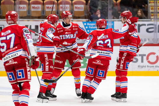 Timrås Sebastian Hartmann jublar med lagkamrater