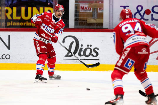 Timrås Emil Pettersson passar Sebastian Hartmann som gör