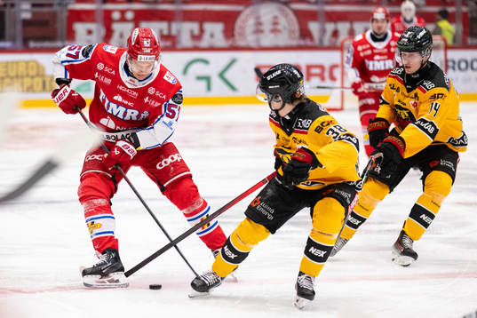 Timrås Anton Wedin och Luleås Olli Nikupeteri