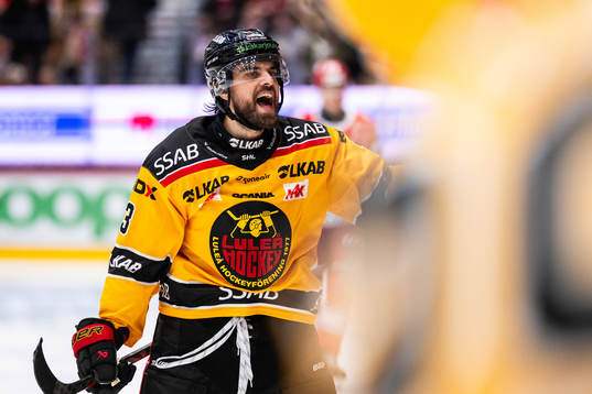 Luleås Frederic Allard jublar 2-3 av Jonas Berglund (ej i