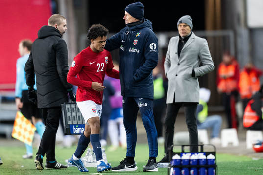 Oscar Bobb and head coach Ståle Solbakken of Norway