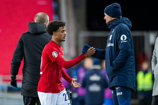 Oscar Bobb and Ståle Solbakken, head coach of Norway