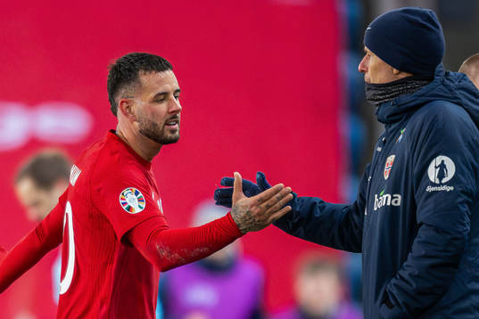 Aron Dønnum and Ståle Solbakken, head coach of Norway