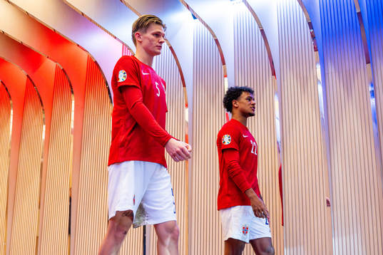 David Møller Wolfe and Oscar Bobb of Norway at half-time
