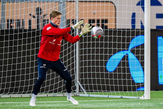 Sander Tangvik of Norway warms up