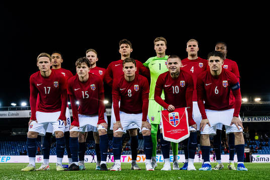 The starting eleven of Norway poses for a team group photo
