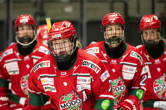 Modos Lina Ljungblom jublar med lagkamrater