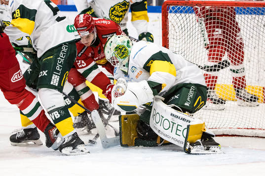 Moras Chad Yetman och Björklövens målvakt Joona