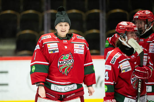Modos målvakt Lisa Jönsson jublar
