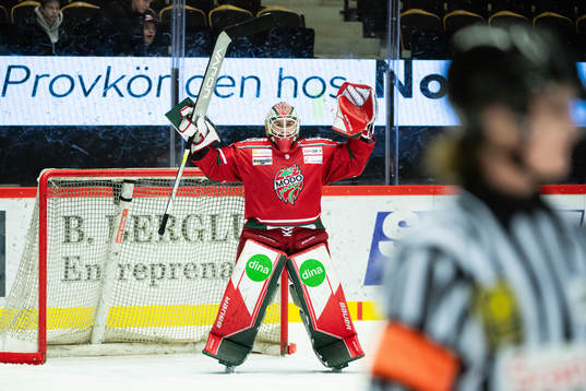 Modos målvakt Andrea Brändli jublar