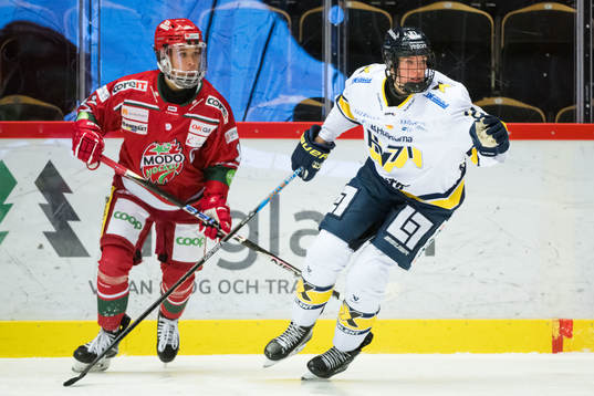 HV71s Hilda Svensson och Modos Ebba Berglund