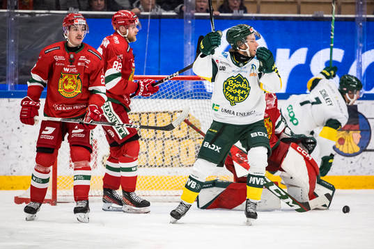 Moras Ludvig Levinsson och Moras Roope Laavainen deppar och