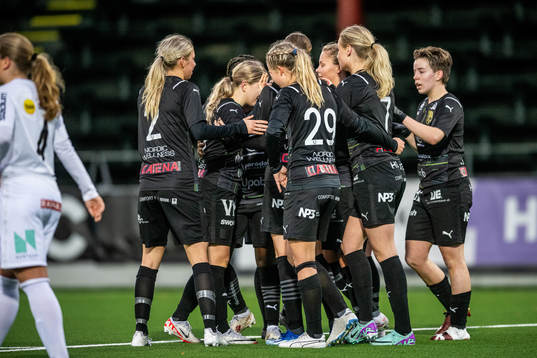 Umeås Tyra Eriksén jublar med lagkamrater