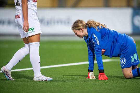 Brommapojkarnas målvakt Hanna Skogsfors deppar