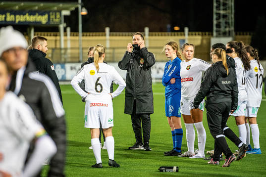 Brommapojkarnas spelare och tränare Anders Blomqvist deppar