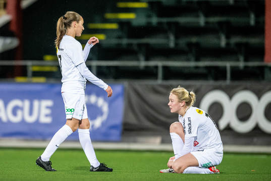 Brommapojkarnas Augusta Priks och Vera Österplan deppar