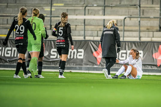 Umeås spelare tröstar en Brommapojkarnaspelare