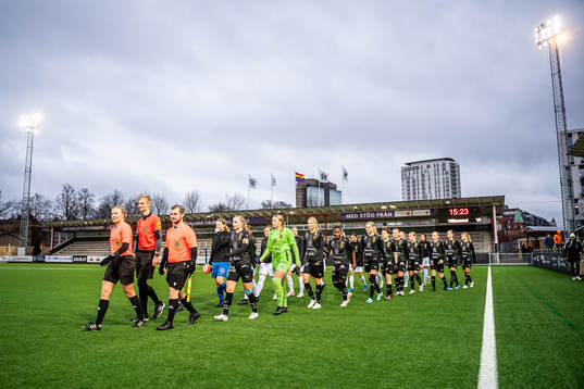 Brommapojkarnas och Umeås spelare gör entré till