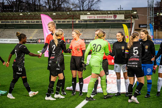 Domare Molly Froste hälsar på spelarna