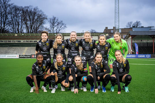 Umeås spelare ställer upp för en lagbild