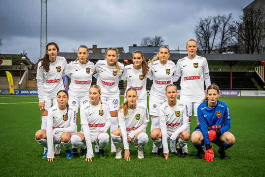 Brommapojkarnas spelare ställer upp för en lagbild