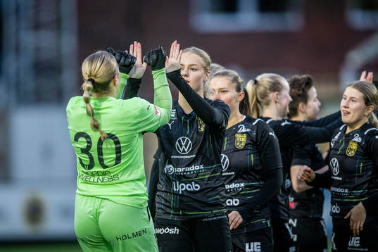 Umeås målvakt Izabelle Bardosen och Tyra Eriksén