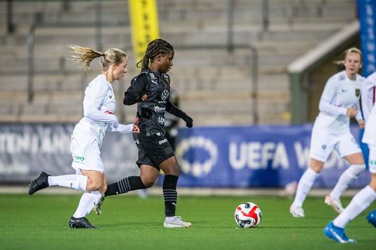 Brommapojkarnas Klara Bengtsson och Umeås Jackie Epie Fokwa