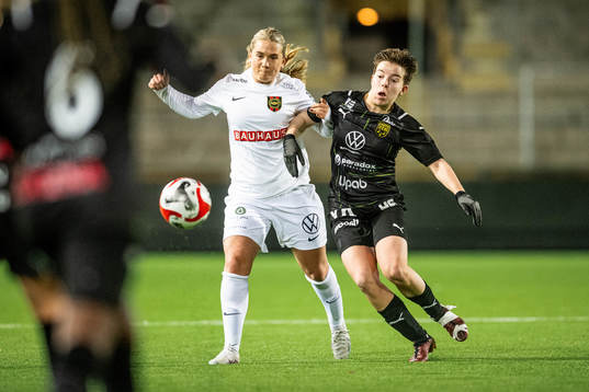 Brommapojkarnas Ebba Hjalmarsson och Umeås Isabelle