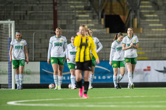 Hammarbys Lykke Ihrfelt jublar med lagkamraterna