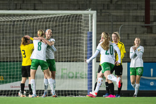 Hammarbys Lykke Ihrfelt jublar med lagkamraterna
