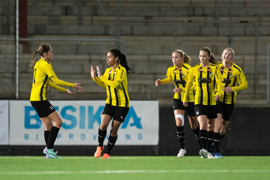 Häckens Stella Oyoko Bengtsson jublar med lagkamrater