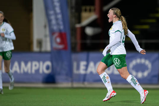 Hammarbys Ida Gagnfors jublar med lagkamrater