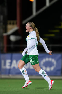 Hammarbys Ida Gagnfors jublar med lagkamrater