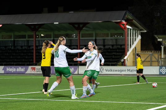 Hammarbys Carmen Cernjul jublar