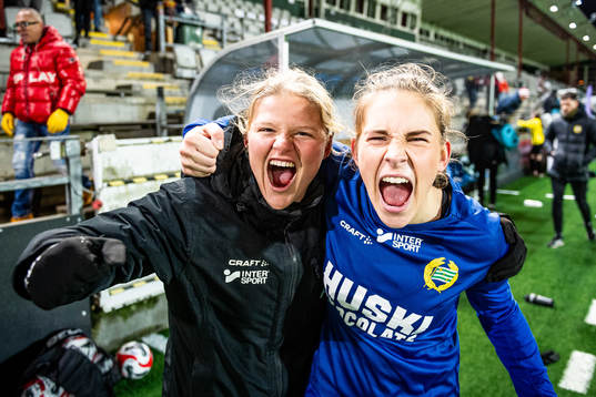 Hammarbys Alva Rosenbom och målvakt Nellie Andersson