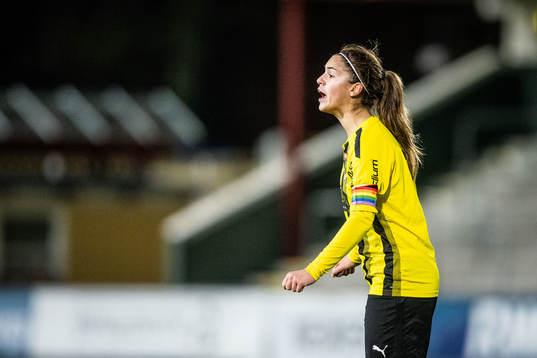 Häckens Alma Hasic reagerar