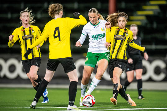 Hammarbys Alice Wehinger och Häckens Alma Hasic