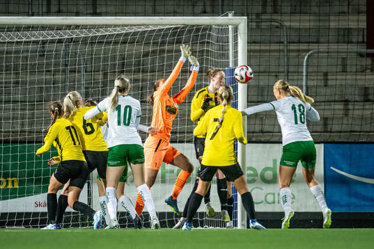 Hammarbys Alice Wehinger oroar framför mål