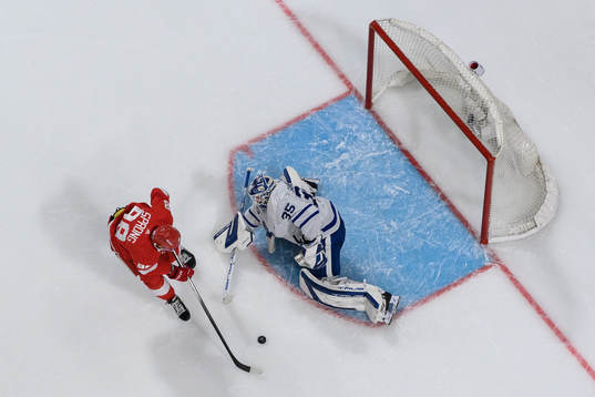 Daniel Sprong of Detroit Red Wings scores 0-1