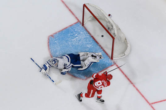 Daniel Sprong of Detroit Red Wings scores 0-1