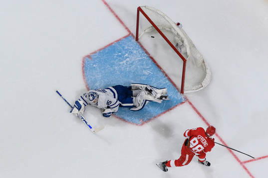 Daniel Sprong of Detroit Red Wings scores 0-1