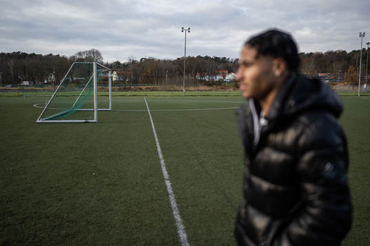 Häckens Momodou Sonko på en fotbollsplan vid Välens