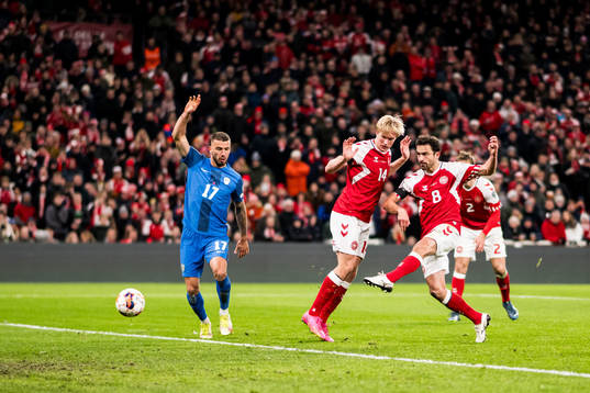 Thomas Delaney of Denmark scores the 2-1 goal