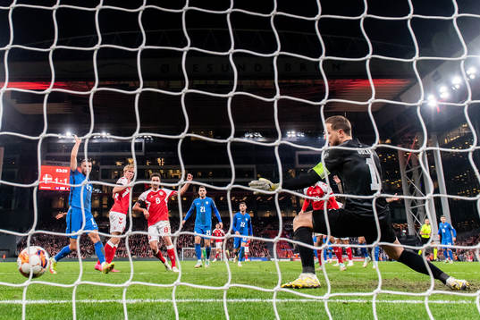 Thomas Delaney of Denmark scores the 2-1 goal against