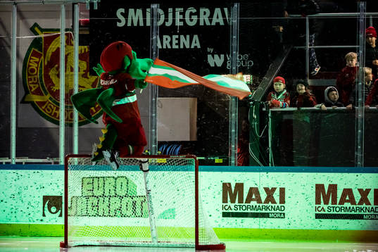 Moras draken innan ishockeymatchen i Hockeyallsvenskan