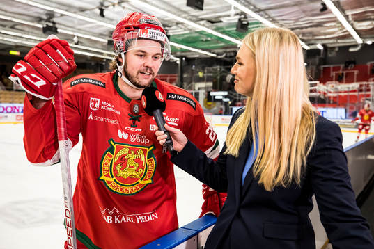 TV4s Kajsa Kalmeus intervjuar Moras Måns Carlsson innan