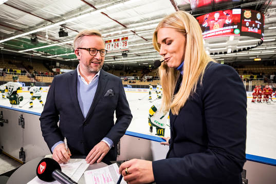 TV4s Fredrik Söderström och Kajsa Kalmeus innan