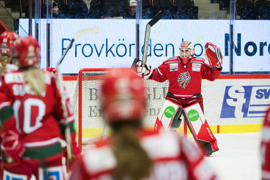 Modos målvakt Andrea Brändli jublar
