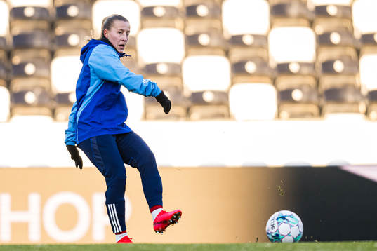 Stine Nybø Brekken of Vålerenga warms up