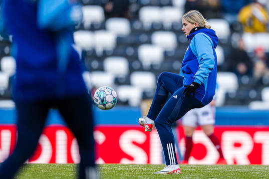 Elise Thorsnes of Vålerenga warms up